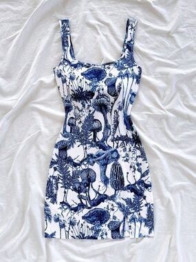 NEW! NEVER WORN! Soleia Size Medium M Print Mini Dress With Slit lot6642